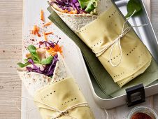 Tortilla-Poulet-Wrap mit Hummus und Rotkabis