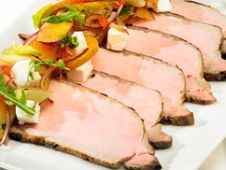 Schweins-Carré-Braten mit sommerlichem Salat